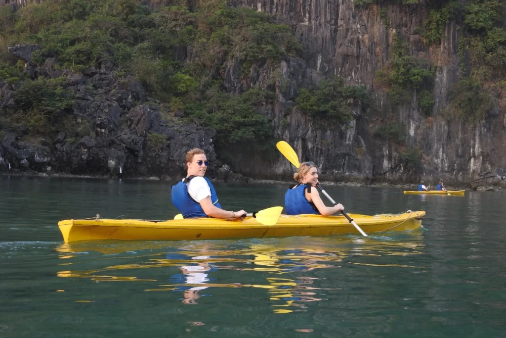 Kayak9ng in halong bay